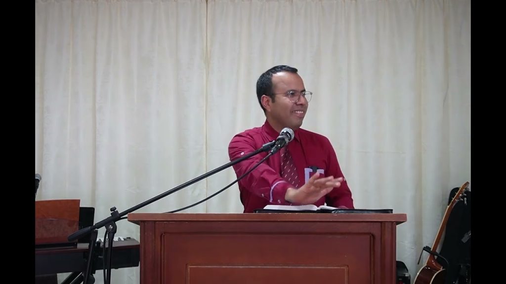 No te alejes de mí porque la angustia está cerca